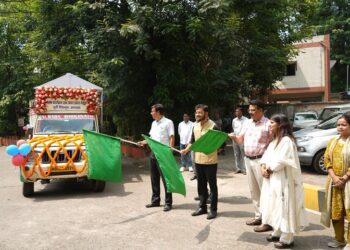 Jamshedpur SIR-2026: एसआइआर के लिए मैपिंग का अब एक दिन शेष, जागरूकता रथ को जमशेदपुर के उपायुक्त ने दिखाई हरी झंडी