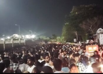 jharkhand cricket stampede : रांची के जेएससीए स्टेडियम में जेटी 20 फाइनल में हंगामा, भगदड़, कई घायल, देखिये – video
