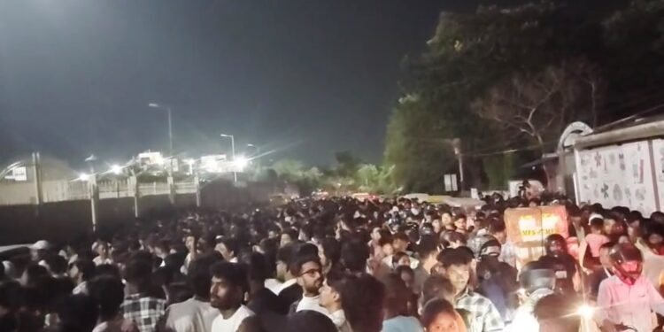 jharkhand cricket stampede : रांची के जेएससीए स्टेडियम में जेटी 20 फाइनल में हंगामा, भगदड़, कई घायल, देखिये – video jharkhand cricket stampede : रांची के जेएससीए स्टेडियम में जेटी 20 फाइनल में हंगामा, भगदड़, कई घायल, देखिये – video