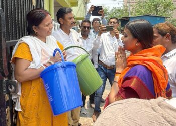 jamshedpur east mla purnima sahu- जमशेदपुर पूर्वी विधानसभा में स्वच्छ भारत अभियान को मिली गति, बागुनहातु में विधायक पूर्णिमा साहू ने जागरूकता सह डस्टबिन वितरण अभियान का किया शुभारंभ, 500 डस्टबिन का हुआ वितरण