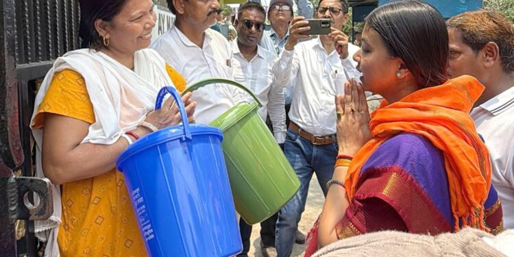 jamshedpur east mla purnima sahu- जमशेदपुर पूर्वी विधानसभा में स्वच्छ भारत अभियान को मिली गति, बागुनहातु में विधायक पूर्णिमा साहू ने जागरूकता सह डस्टबिन वितरण अभियान का किया शुभारंभ, 500 डस्टबिन का हुआ वितरण