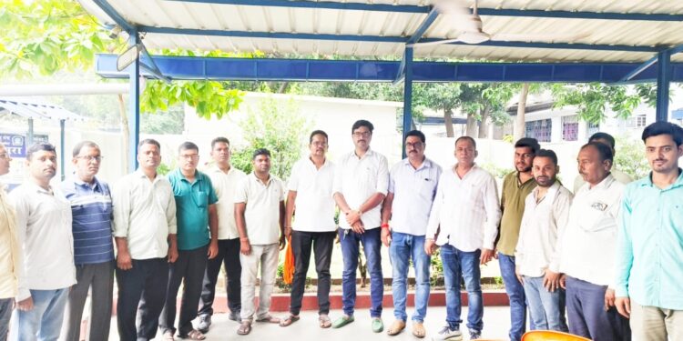 jamshedpur security guards met mla saryu roy: नई एजेंसी ने बिना कारण बताए 100 से ज्यादा सिक्योरिटी गार्ड्स को निकाला,विधायक सरयू राय से मिले सिक्योरिटी गार्ड्स, सरयू राय एजेंसी और स्टेट बैंक के अफसरों से बात करेंगे