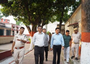 jamshedpur dc inspection of jail : जमशेदपुर के उपायुक्त ने केंद्रीय कारा घाघीडीह, साकची कारा एवं संप्रेक्षण गृह का किया निरीक्षण, बंदियों एवं किशोरों को उपलब्ध सुविधाओं, सुरक्षा व्यवस्था, स्वास्थ्य सेवाओं एवं पुनर्वास कार्यक्रमों की ली जानकारी jamshedpur dc inspection of jail : जमशेदपुर के उपायुक्त ने केंद्रीय कारा घाघीडीह, साकची कारा एवं संप्रेक्षण गृह का किया निरीक्षण, बंदियों एवं किशोरों को उपलब्ध सुविधाओं, सुरक्षा व्यवस्था, स्वास्थ्य सेवाओं एवं पुनर्वास कार्यक्रमों की ली जानकारी