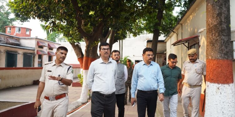 jamshedpur dc inspection of jail : जमशेदपुर के उपायुक्त ने केंद्रीय कारा घाघीडीह, साकची कारा एवं संप्रेक्षण गृह का किया निरीक्षण, बंदियों एवं किशोरों को उपलब्ध सुविधाओं, सुरक्षा व्यवस्था, स्वास्थ्य सेवाओं एवं पुनर्वास कार्यक्रमों की ली जानकारी jamshedpur dc inspection of jail : जमशेदपुर के उपायुक्त ने केंद्रीय कारा घाघीडीह, साकची कारा एवं संप्रेक्षण गृह का किया निरीक्षण, बंदियों एवं किशोरों को उपलब्ध सुविधाओं, सुरक्षा व्यवस्था, स्वास्थ्य सेवाओं एवं पुनर्वास कार्यक्रमों की ली जानकारी