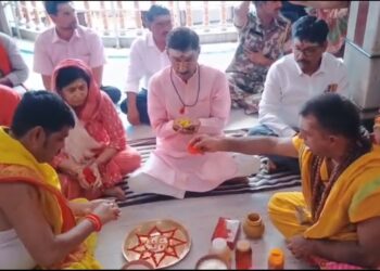 central minister of state sanjay seth in Babadham-केंद्रीय राज्य मंत्री संजय सेठ पहुंचे बाबाधाम, परिवार वालों के साथ बैद्यनाथ धाम में की पूजा-अर्चना,देश की उन्नति की मंगल कामना