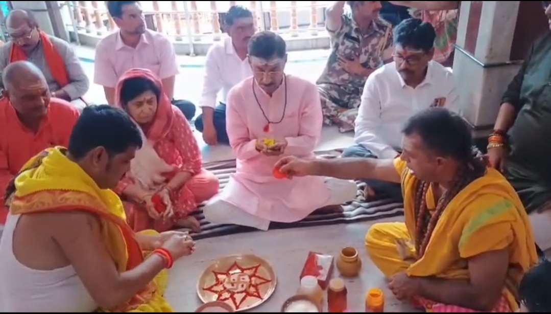 central minister of state sanjay seth in Babadham-केंद्रीय राज्य मंत्री संजय सेठ पहुंचे बाबाधाम, परिवार वालों के साथ बैद्यनाथ धाम में की पूजा-अर्चना,देश की उन्नति की मंगल कामना central minister of state sanjay seth in Babadham-केंद्रीय राज्य मंत्री संजय सेठ पहुंचे बाबाधाम, परिवार वालों के साथ बैद्यनाथ धाम में की पूजा-अर्चना,देश की उन्नति की मंगल कामना
