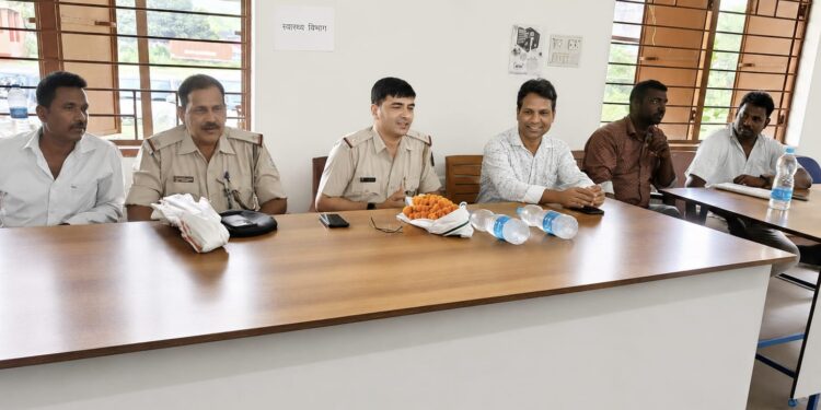 saraikela police awareness-चांडिल पुलिस ने चलाया जागरूकता अभियान, बाल विवाह व साइबर अपराध से बचाव की दी जानकारी