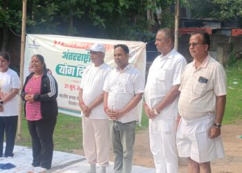 deoghar international yoga day-अंतरराष्ट्रीय योग दिवस पर देवघर में भाजपाईयों ने किया योगाभ्यास, रांची की मेयर भी रही शामिल deoghar international yoga day-अंतरराष्ट्रीय योग दिवस पर देवघर में भाजपाईयों ने किया योगाभ्यास, रांची की मेयर भी रही शामिल