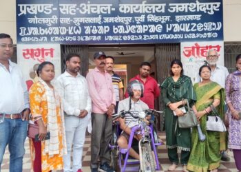 jamshedpur bagbera panchayat samiti member initiative- बागबेड़ा पंचायत समिति सदस्य सुनील गुप्ता की पहल रंग लाई, दिव्यांग रवि शंकर मिश्रा को मिली बैटरी चलित ट्राई साइकिल