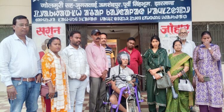 jamshedpur bagbera panchayat samiti member initiative- बागबेड़ा पंचायत समिति सदस्य सुनील गुप्ता की पहल रंग लाई, दिव्यांग रवि शंकर मिश्रा को मिली बैटरी चलित ट्राई साइकिल jamshedpur bagbera panchayat samiti member initiative- बागबेड़ा पंचायत समिति सदस्य सुनील गुप्ता की पहल रंग लाई, दिव्यांग रवि शंकर मिश्रा को मिली बैटरी चलित ट्राई साइकिल