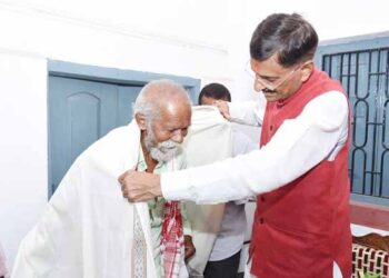 jharkhand Karam Chandra Ahir Honoured- झाड़ लिपि के जनक डॉ. करम चन्द्र अहीर को केंद्रीय मंत्री संजय सेठ ने किया सम्मानित jharkhand Karam Chandra Ahir Honoured- झाड़ लिपि के जनक डॉ. करम चन्द्र अहीर को केंद्रीय मंत्री संजय सेठ ने किया सम्मानित