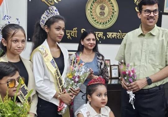Jamshedpur dc felicitated – मिस इंडिया एशिया-2026 के विजेता बच्चों को डीसी ने किया सम्मानित, हौसला बढ़ाया Jamshedpur dc felicitated – मिस इंडिया एशिया-2026 के विजेता बच्चों को डीसी ने किया सम्मानित, हौसला बढ़ाया