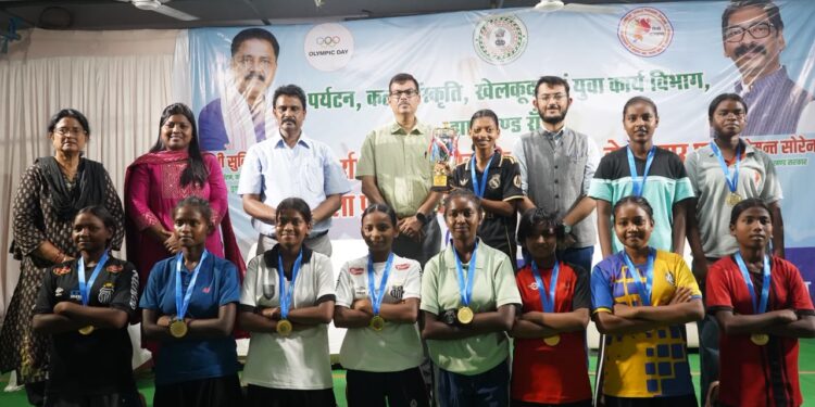 jamshedpur olympic day : अंतर्राष्ट्रीय ओलंपिक दिवस पर 37 अंतर्राष्ट्रीय एवं राष्ट्रीय पदक विजेता खिलाड़ियों को जिला स्तरीय समारोह में किया गया सम्मानित, खेल को किया सम्मान