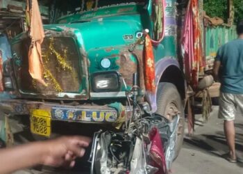 jharkhand lohardaga road accident- लोहरदगा में ट्रक ने स्कूटी सवार को रौंदा, एक ही परिवार के तीन लोगों की मौत jharkhand lohardaga road accident- लोहरदगा में ट्रक ने स्कूटी सवार को रौंदा, एक ही परिवार के तीन लोगों की मौत