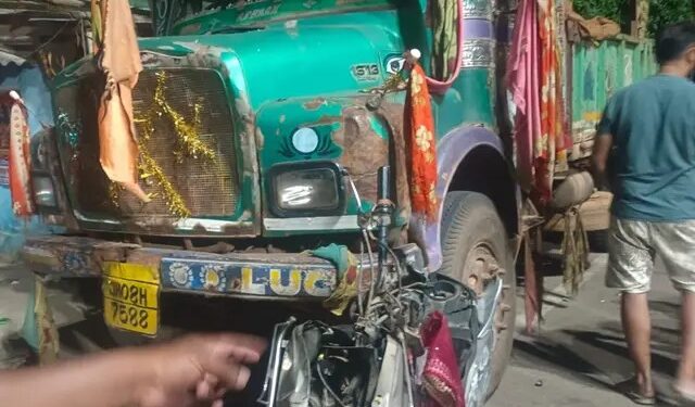 jharkhand lohardaga road accident- लोहरदगा में ट्रक ने स्कूटी सवार को रौंदा, एक ही परिवार के तीन लोगों की मौत jharkhand lohardaga road accident- लोहरदगा में ट्रक ने स्कूटी सवार को रौंदा, एक ही परिवार के तीन लोगों की मौत