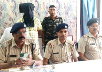 saraikela police action-सरायकेला पुलिस को मिली सफलता, कपाली जमीन कारोबारी पर फायरिंग मामले में फरार चल रहे युवक को ओड़िशा के बांगड़ीपोसी से किया गिरफ्तार, पिस्टल व मोबाइल बरामद, भेजा गया जेल saraikela police action-सरायकेला पुलिस को मिली सफलता, कपाली जमीन कारोबारी पर फायरिंग मामले में फरार चल रहे युवक को ओड़िशा के बांगड़ीपोसी से किया गिरफ्तार, पिस्टल व मोबाइल बरामद, भेजा गया जेल