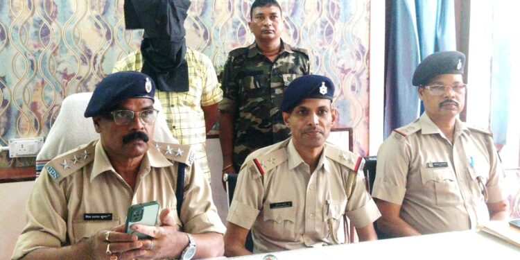 saraikela police action-सरायकेला पुलिस को मिली सफलता, कपाली जमीन कारोबारी पर फायरिंग मामले में फरार चल रहे युवक को ओड़िशा के बांगड़ीपोसी से किया गिरफ्तार, पिस्टल व मोबाइल बरामद, भेजा गया जेल