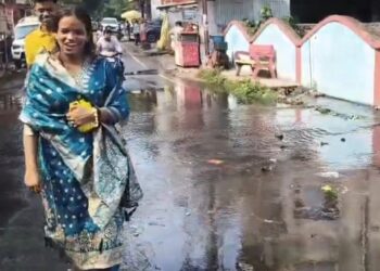 jharkhand deoghar news- नगर निगम की कार्यप्रणाली से जनता में आक्रोश, पंडित शिवराम झा चौक से मंदिर जाने वाली सड़क पर बह रहा है नाले का गंदा पानी,  श्रद्धालु इसी रास्ते मंदिर जाने को मजबूर