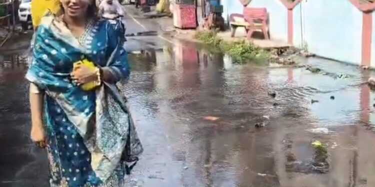 jharkhand deoghar news- नगर निगम की कार्यप्रणाली से जनता में आक्रोश, पंडित शिवराम झा चौक से मंदिर जाने वाली सड़क पर बह रहा है नाले का गंदा पानी,  श्रद्धालु इसी रास्ते मंदिर जाने को मजबूर