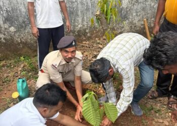 jamshedpur rural world environment day- विश्व पर्यावरण दिवस पर चाकुलिया थाना परिसर में विधायक ने किया पौधरोपण,पर्यावरण संरक्षण का दिया संदेश