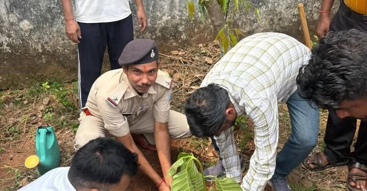 jamshedpur rural world environment day- विश्व पर्यावरण दिवस पर चाकुलिया थाना परिसर में विधायक ने किया पौधरोपण,पर्यावरण संरक्षण का दिया संदेश