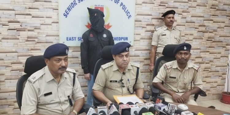 jamshedpur police success- जुगसलाई पुलिस को मिली सफलता, अवैध आर्म्स सप्लायर को धर दबोचा, चार जिंदा कारतूस, दो मैगजीन, दो मोबाइल व कार बरामद, देखिए video