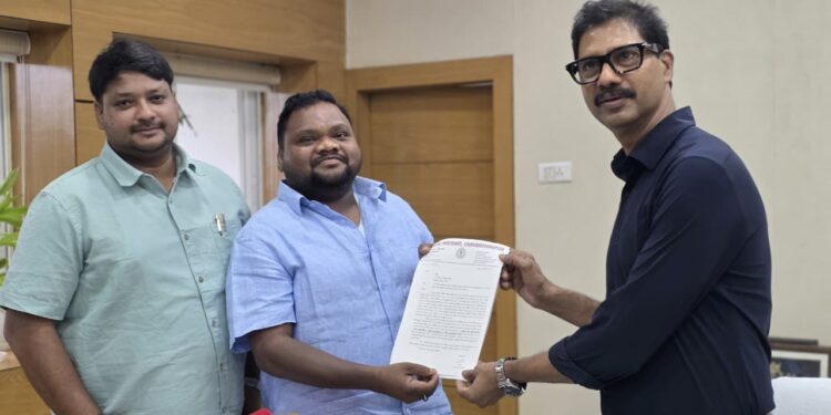 ckp nagar parishad President met secretary of urban development department-चक्रधरपुर नगर परिषद के विकास को मिलेगी नई रफ्तार, नगर विकास विभाग के सचिव से मिले नगर परिषद अध्यक्ष सन्नी उरांव, उपाध्यक्ष भी रहे मौजूद ckp nagar parishad President met secretary of urban development department-चक्रधरपुर नगर परिषद के विकास को मिलेगी नई रफ्तार, नगर विकास विभाग के सचिव से मिले नगर परिषद अध्यक्ष सन्नी उरांव, उपाध्यक्ष भी रहे मौजूद