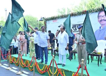 jharkhand cm abhiyan : मुख्यमंत्री हेमन्त सोरेन ने नशा मुक्त झारखंड बनाने के उद्देश्य से आयोजित राज्यव्यापी जागरूकता अभियान का किया शुभारम्भ, हरी झंडी दिखाकर प्रचार-प्रसार वाहनों को किया रवाना