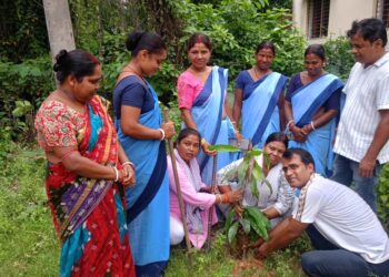 jamshedpur rural- महुलिया में विश्व पर्यावरण दिवस पर जनप्रतिनिधियों ने किया पौधरोपण,पर्यावरण संरक्षण का दिया संदेश