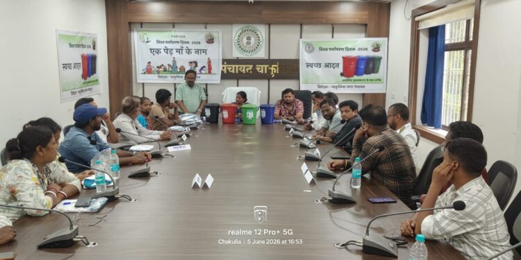 jamshedpur rural- चाकुलिया नपं कार्यालय सभागार में जनप्रतिनिधियों की हुई बैठक, ठोस अपशिष्ट प्रबंधन नियमों की दी गयी जानकारी