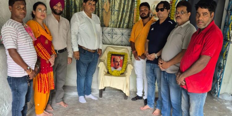jamshedpur bjp kadma : भाजपा बिष्टुपुर मंडल ने दी डॉ श्यामा प्रसाद मुखर्जी को श्रद्धांजलि, किया गया नमन jamshedpur bjp kadma : भाजपा बिष्टुपुर मंडल ने दी डॉ श्यामा प्रसाद मुखर्जी को श्रद्धांजलि, किया गया नमन
