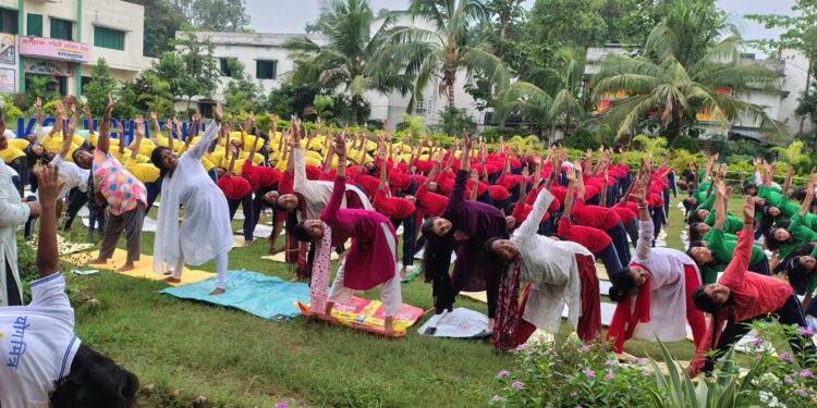 jamshedpur rural- गालूडीह के स्कूलों में मनाया गया अंतरराष्ट्रीय योग दिवस, बच्चों ने किया योगाभ्यास, नियमित योग पर दिया गया जोर jamshedpur rural- गालूडीह के स्कूलों में मनाया गया अंतरराष्ट्रीय योग दिवस, बच्चों ने किया योगाभ्यास, नियमित योग पर दिया गया जोर