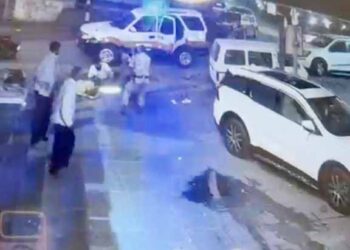 Jamshedpur police shame : जमशेदपुर पुलिस को शर्म आनी चाहिए, बिष्टुपुर डीडी बार के सामने पीसीआर वैन से उतारकर अपराधियों ने चापड़बाजी की, पुलिस के सामने युवक पर किया जानलेवा हमला, देखिए video