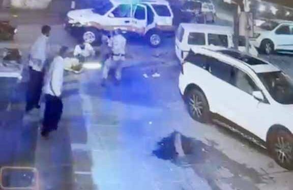 Jamshedpur police shame : जमशेदपुर पुलिस को शर्म आनी चाहिए, बिष्टुपुर डीडी बार के सामने पीसीआर वैन से उतारकर अपराधियों ने चापड़बाजी की, पुलिस के सामने युवक पर किया जानलेवा हमला, देखिए video
