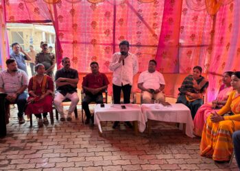 jamshedpur rural- चाकुलिया वन विभाग कार्यालय परिसर में विधायक,वन पदाधिकारियों व ग्रामीणों की हुई बैठक, जंगल का करें संरक्षण तो होगा हाथी से बचाव: समीर मोहंती, देखिए video jamshedpur rural- चाकुलिया वन विभाग कार्यालय परिसर में विधायक,वन पदाधिकारियों व ग्रामीणों की हुई बैठक, जंगल का करें संरक्षण तो होगा हाथी से बचाव: समीर मोहंती, देखिए video