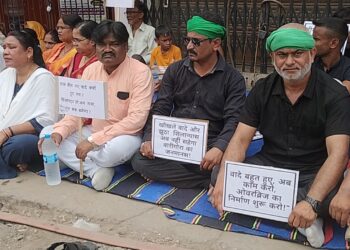 jamshedpur protest-बारीगोड़ा रेलवे फाटक के पास ओवरब्रिज बनाने की मांग को लेकर धरना प्रदर्शन, पंचायत प्रतिनिधियों व स्थानीय लोगो ने टायर जलाकर विरोध जताया, कहा- शिलान्यास के बाद भी काम शुरू नहीं होने से नाराज, देखिए video jamshedpur protest-बारीगोड़ा रेलवे फाटक के पास ओवरब्रिज बनाने की मांग को लेकर धरना प्रदर्शन, पंचायत प्रतिनिधियों व स्थानीय लोगो ने टायर जलाकर विरोध जताया, कहा- शिलान्यास के बाद भी काम शुरू नहीं होने से नाराज, देखिए video