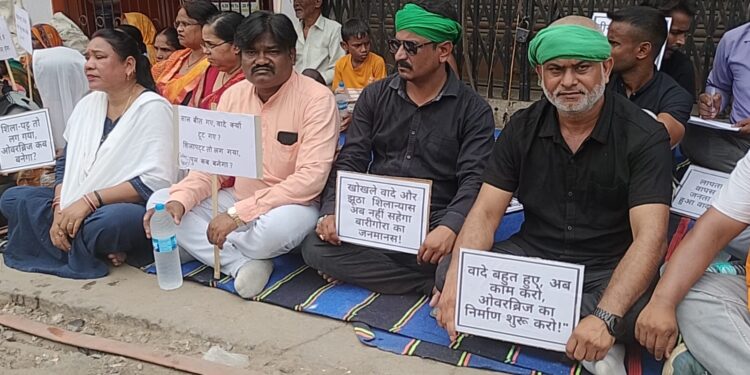 jamshedpur protest-बारीगोड़ा रेलवे फाटक के पास ओवरब्रिज बनाने की मांग को लेकर धरना प्रदर्शन, पंचायत प्रतिनिधियों व स्थानीय लोगो ने टायर जलाकर विरोध जताया, कहा- शिलान्यास के बाद भी काम शुरू नहीं होने से नाराज, देखिए video