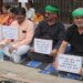 jamshedpur protest-बारीगोड़ा रेलवे फाटक के पास ओवरब्रिज बनाने की मांग को लेकर धरना प्रदर्शन, पंचायत प्रतिनिधियों व स्थानीय लोगो ने टायर जलाकर विरोध जताया, कहा- शिलान्यास के बाद भी काम शुरू नहीं होने से नाराज, देखिए video