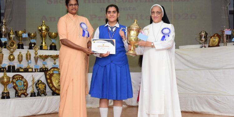 jamshedpur sacred heart convent school- सेक्रेड हार्ट कॉन्वेंट स्कूल में वार्षिक पुरस्कार वितरण समारोह, नेशनल टॉपर शांभवी तिवारी समेत मेधावी छात्राओं को किया गया सम्मानित