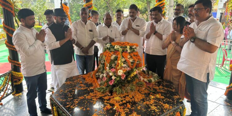 jharkhand congress- कांग्रेस ने रांची कांग्रेस भवन व कोकर समाधि स्थल पर भगवान बिरसा मुंडा की मनायी पुण्यतिथि, दी श्रद्धांजलि, प्रदेश अध्यक्ष, राज्यसभा प्रत्याशी रहे मौजूद jharkhand congress- कांग्रेस ने रांची कांग्रेस भवन व कोकर समाधि स्थल पर भगवान बिरसा मुंडा की मनायी पुण्यतिथि, दी श्रद्धांजलि, प्रदेश अध्यक्ष, राज्यसभा प्रत्याशी रहे मौजूद