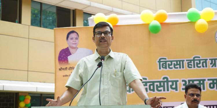 jamshedpur aam mahotsav- जमशेदपुर समाहरणालय परिसर में उपायुक्त ने आम महोत्सव का किया उद्घाटन, विभिन्न स्टॉल का निरीक्षण कर आम उत्पादकों का बढ़ाया उत्साह, बोले- किसानों को बाजार उपलब्ध कराने की दिशा में जिला प्रशासन की पहल