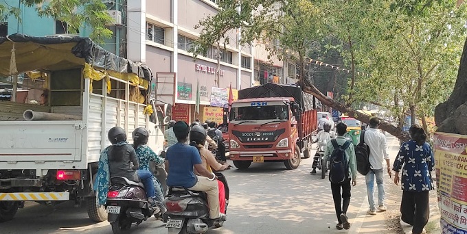 Jamshedpur incident : डिमना चौक से एमजीएम अस्पताल जाने वाले में रास्ते में गिरा पेड़, आवागमन प्रभावित Jamshedpur incident : डिमना चौक से एमजीएम अस्पताल जाने वाले में रास्ते में गिरा पेड़, आवागमन प्रभावित