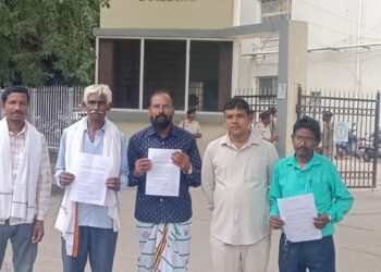 Jamshedpur rural road construction issue – पोटका के ग्वाल काटा पंचायत में 10 करोड़ 19 लाख का योजना दो साल से अधूरा, रांची में ग्रामीण कार्य विभाग के मुख्य सचिव को ग्रामीणों ने सौंपा पत्र