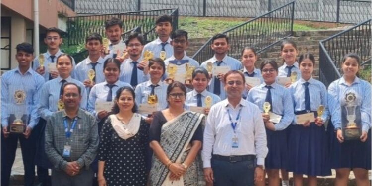 Jamshedpur school felicitates meritorious students : वैली व्यू स्कूल में बोर्ड परीक्षा के मेधावी छात्र-छात्राएं सम्मानित, आइआइटी-एनआइटी में चयनित विद्यार्थियों का भी हुआ अभिनंदन