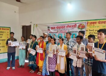 Jamshedpur rural toppers felicitated – जैक बोर्ड की मैट्रिक परीक्षा में बेहतर अंक लाने वाले डोमजुड़ी पंचायत के बच्चों को मुखिया ने अंग वस्त्र देकर किया सम्मानित, खिले बच्चों के चेहरे