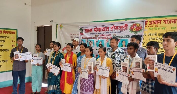 Jamshedpur rural toppers felicitated – जैक बोर्ड की मैट्रिक परीक्षा में बेहतर अंक लाने वाले डोमजुड़ी पंचायत के बच्चों को मुखिया ने अंग वस्त्र देकर किया सम्मानित, खिले बच्चों के चेहरे