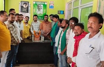 Jamshedpur rural sudhir mahato jayanti : चाकुलिया विधायक कार्यालय में मनी पूर्व उपमुख्यमंत्री स्व सुधीर महतो की जयंती, झामुमो कार्यकर्ताओं ने दी श्रद्धांजलि
