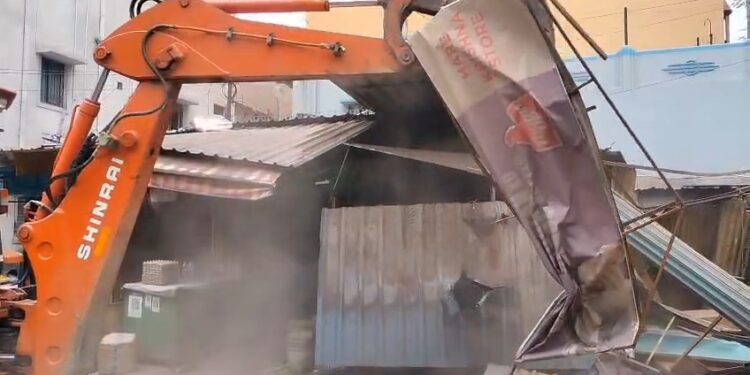 Jamshedpur encroachment removed : भालूबासा चौक से सीतारामडेरा तक हटाया गया अतिक्रमण, कई दुकानें ध्वस्त, देखिए – video