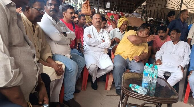 Jamshedpur bistupur dd bar murder case : बिष्टुपुर डीडी बार के सामने मारे गये हिमांशु के परिजन से मिलने पहुंचे पूर्व मुख्यमंत्री अर्जुन मुंडा, सरकार को घेरा Jamshedpur bistupur dd bar murder case : बिष्टुपुर डीडी बार के सामने मारे गये हिमांशु के परिजन से मिलने पहुंचे पूर्व मुख्यमंत्री अर्जुन मुंडा, सरकार को घेरा