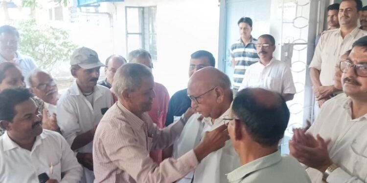 Jamshedpur pm awas yojna : जमशेदपुर के विधायक सरयू राय ने लाभार्थियों के धैर्य की तारीफ की, नगर विकास मंत्री के प्रति आभार प्रकट किया, पीएम आवास के लाभार्थियों ने सरयू राय का किया अभिनंदन Jamshedpur pm awas yojna : जमशेदपुर के विधायक सरयू राय ने लाभार्थियों के धैर्य की तारीफ की, नगर विकास मंत्री के प्रति आभार प्रकट किया, पीएम आवास के लाभार्थियों ने सरयू राय का किया अभिनंदन